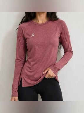 Air Jordan Women’s Workout Top Size Medium